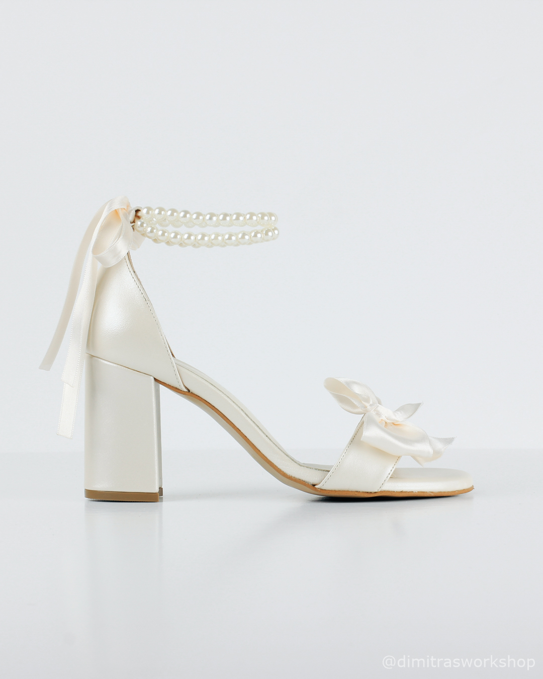 Bella Pearls – Ιβουάρ Δερμάτινα Νυφικά Πέδιλα με Πέρλες & Φιόγκο